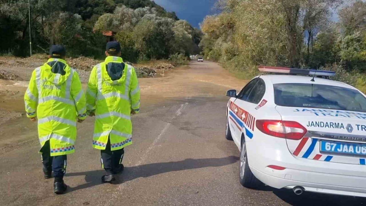 ZONGULDAK’TA FİLYOS-GÖKÇELER GÜZERGÂHINDA MEYDANA GELEN SU TAŞKINI NEDENİYLE BÖLGE TRAFİK EKİPLERİ...