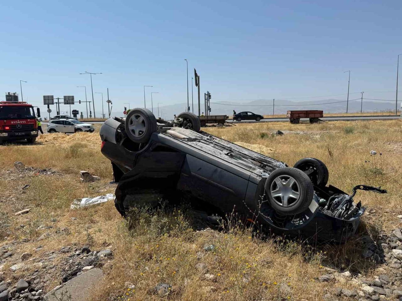MUŞ-BİNGÖL KARA YOLUNDA KONTROLDEN ÇIKARAK TAKLA ATAN OTOMOBİLDE BULUNAN 3 KİŞİ YARALANDI.