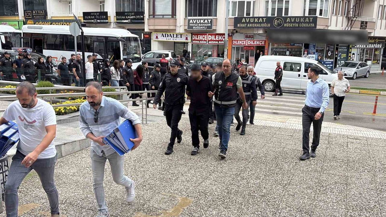 ÇORUM MERKEZLİ 4 İLDE DÜZENLENEN OPERASYONDA, KENDİLERİNİ ALICI VE "NOTER GÖREVLİSİ" OLARAK...