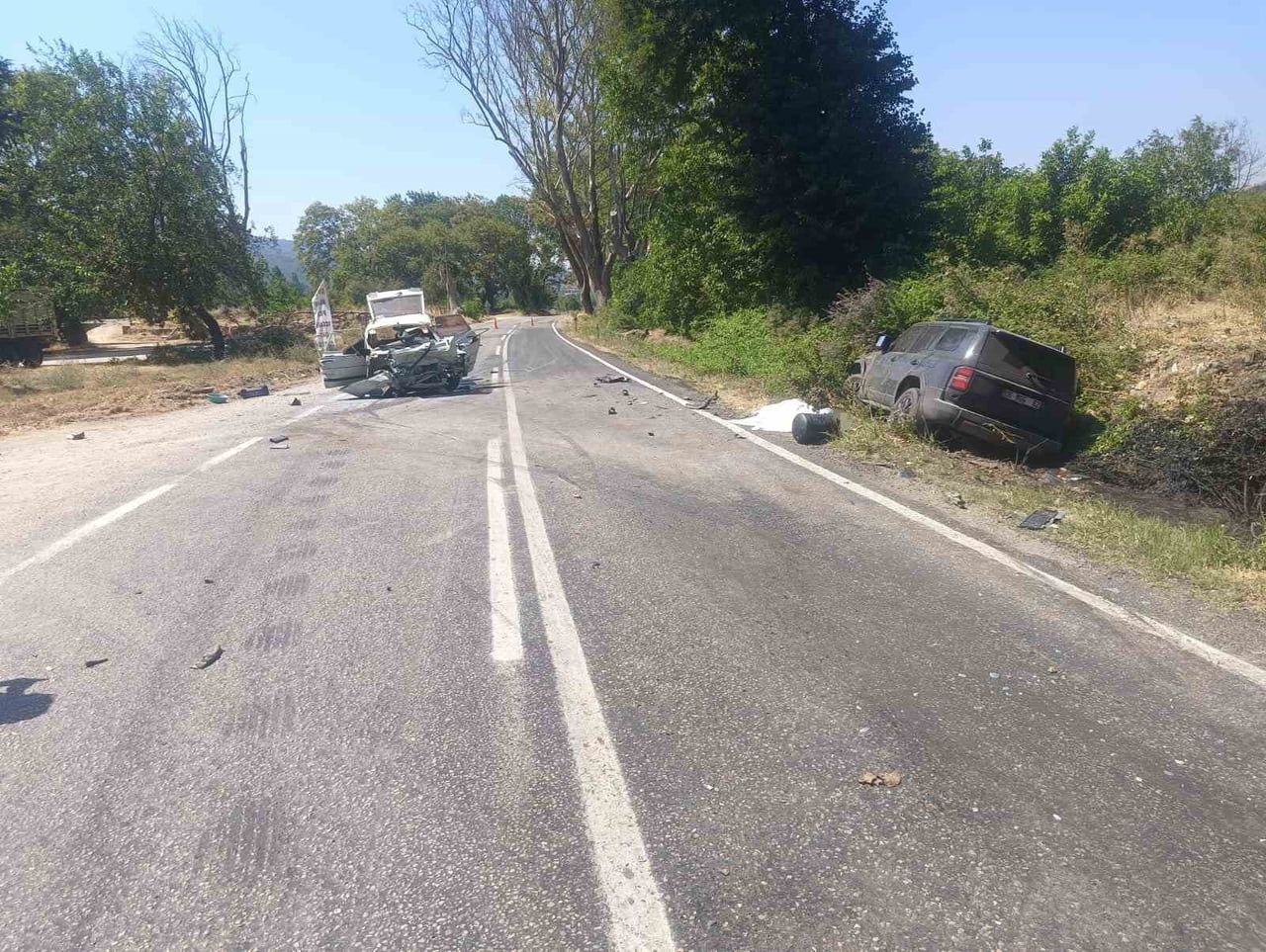 MANİSA'NIN DEMİRCİ İLÇESİNDE KONTROLDEN ÇIKAN OTOMOBİLİN KARŞI ŞERİDE GEÇEREK BAŞKA BİR ARAÇLA...