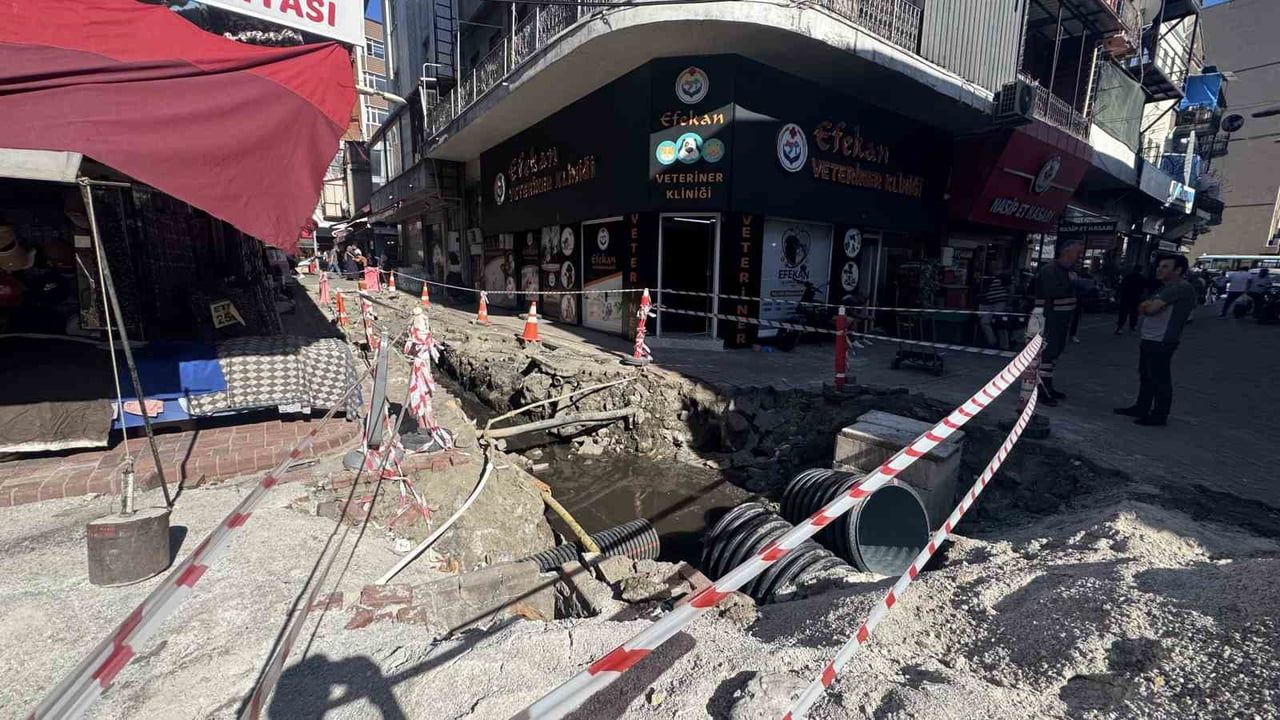 ZONGULDAK(İHA)-ZONGULDAK’TA MİTHATPAŞA MAHALLESİNDE 15 GÜNDÜR KAPATILMAYAN ÇUKUR ESNAFI CANINDAN...