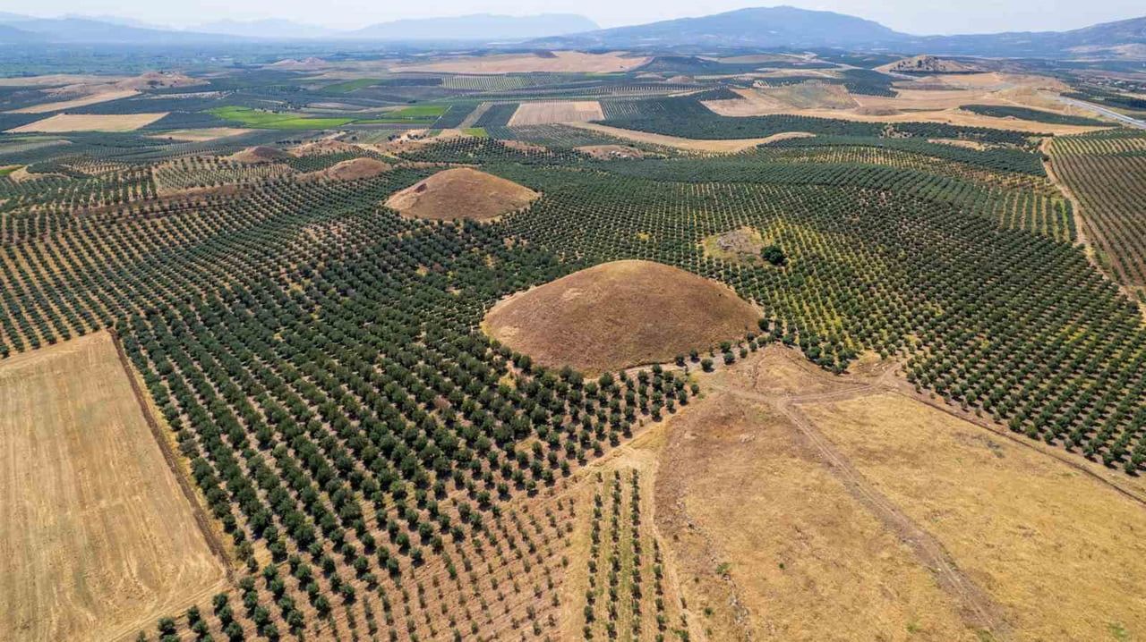MANİSA’NIN SALİHLİ İLÇESİNDE BULUNAN VE "ANADOLU’NUN PİRAMİTLERİ" OLARAK ADLANDIRILAN LİDYALILARA...