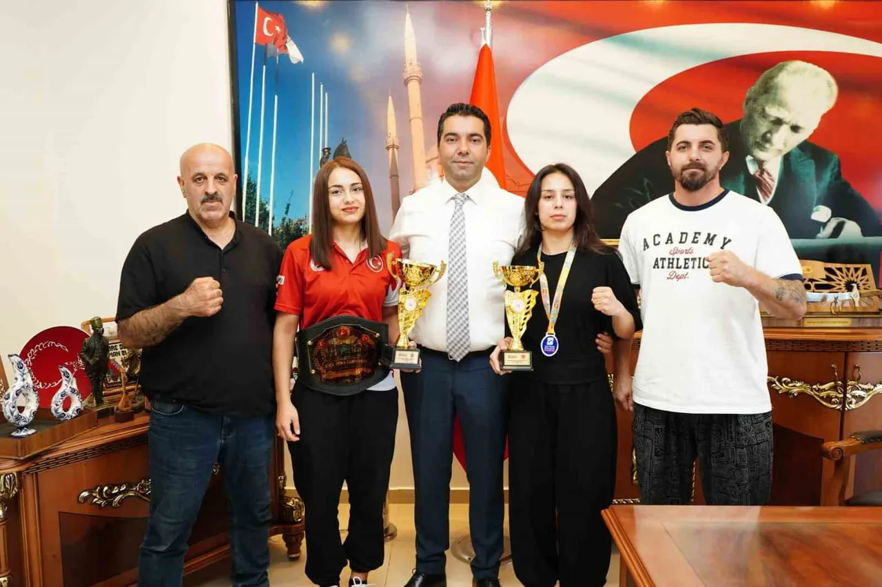 TÜRKİYE PROFESYONEL KİCK BOKS TURNUVASI’NDA ELDE ETTİKLERİ ŞAMPİYONLUKLARLA KIRŞEHİR VE KAMAN’IN...