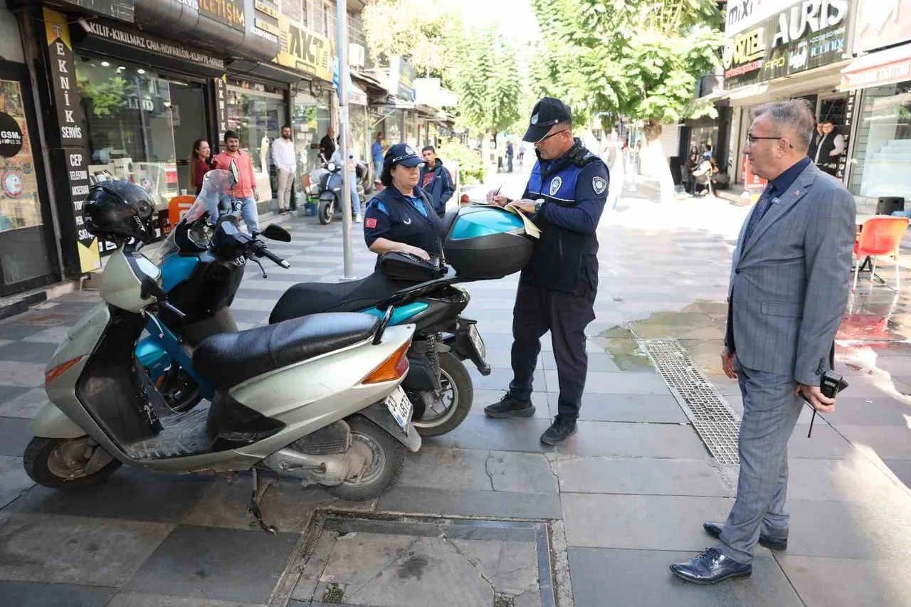 MERSİN’İN AKDENİZ İLÇESİNDE BELEDİYE ZABITA EKİPLERİ, KALDIRIMLARI VE YOLLARI İŞGAL EDEREK YAYA VE...