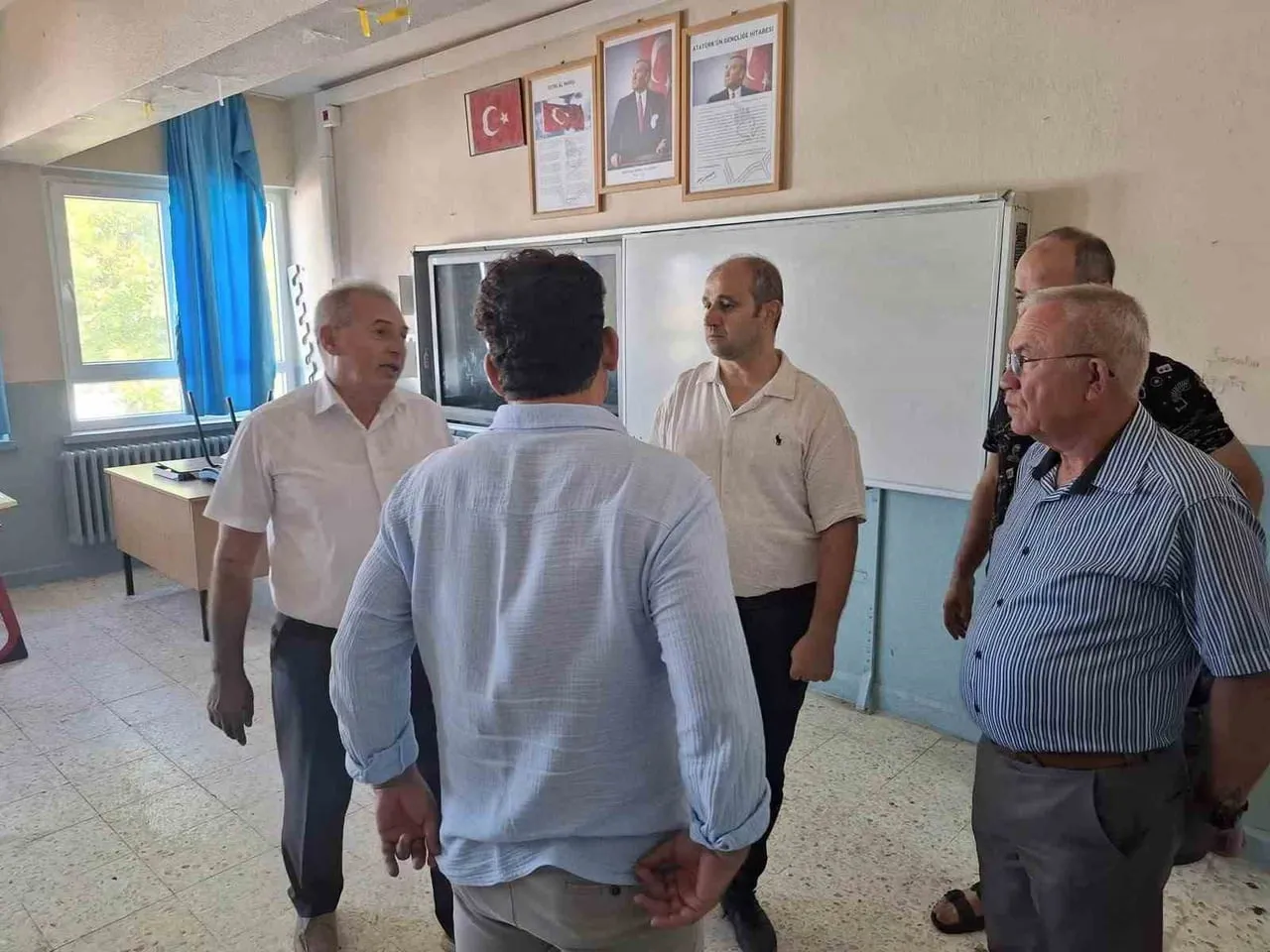 SARIGÖL İLÇE MİLLİ EĞİTİM MÜDÜRÜ YILDIRAY DEMİRTAŞ VE BERABERİNDEKİ ŞUBE MÜDÜRLERİ, TIRAZLAR...