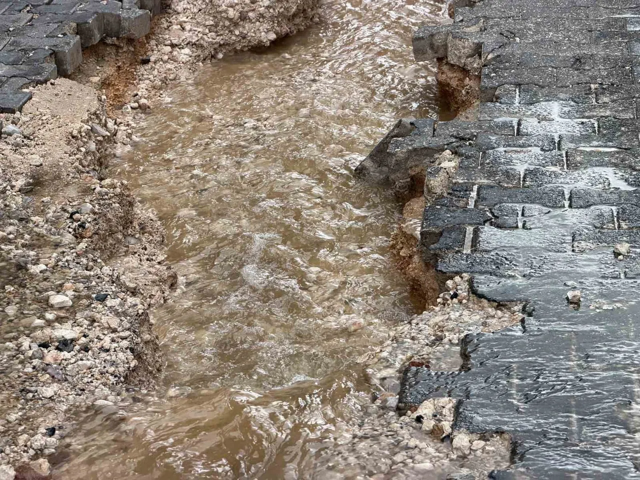 MAZIDAĞI’NDA ŞİDDETLİ YAĞIŞIN ARDINDAN YOLLAR ÇÖKTÜ