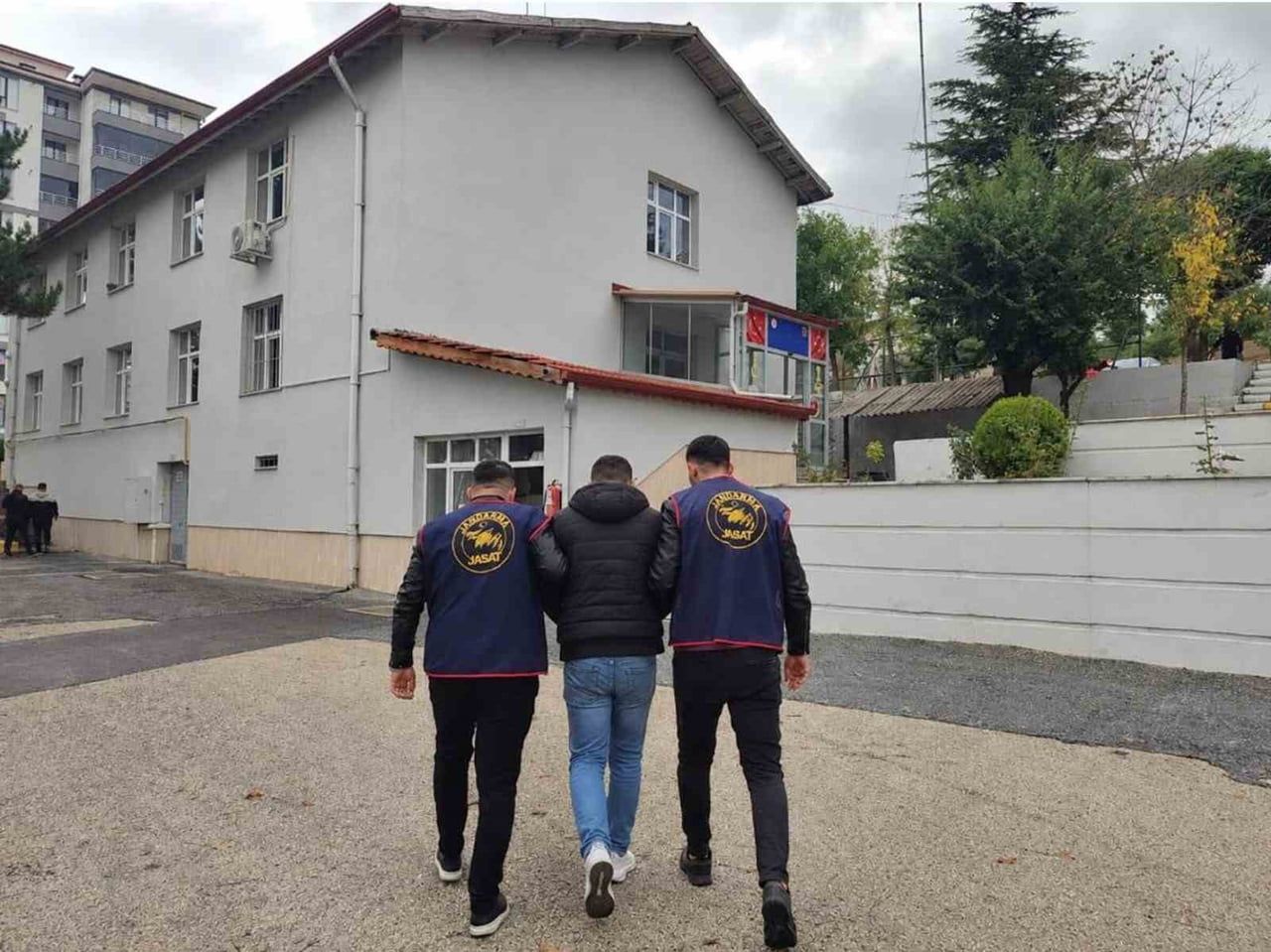 YOZGAT’TA HAKKINDA KESİNLEŞMİŞ HAPİS CEZASI BULUNAN FİRARİ HÜKÜMLÜ YAKALANDI.-