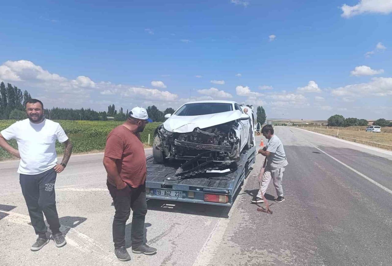 ÇORUM'UN ALACA İLÇESİNDE PİKAP İLE OTOMOBİLİN ÇARPIŞMASI NETİCESİNDE MEYDANA GELEN KAZADA 2 KİŞİ...