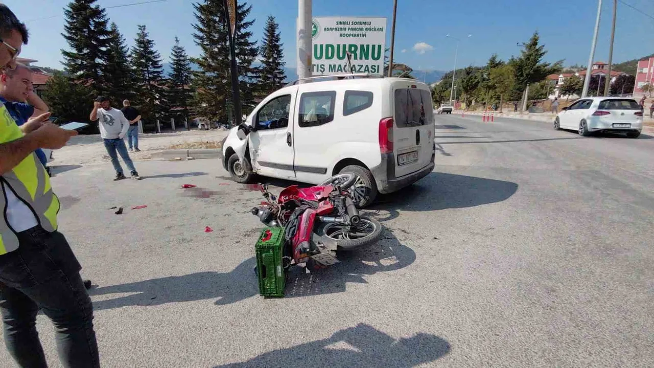 BOLU'NUN MUDURNU İLÇESİNDE OTOMOBİL İLE MOTOSİKLETİN ÇARPIŞMASI SONUCU MEYDANA GELEN TRAFİK...
