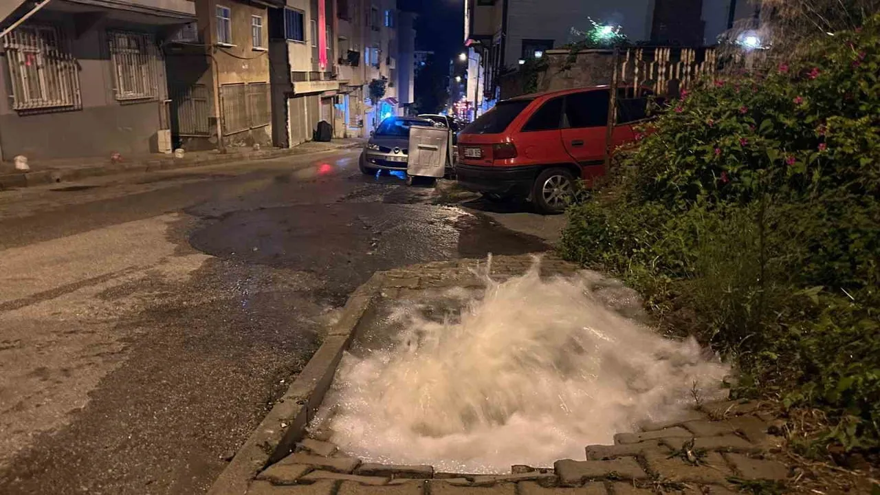 SAMSUN’UN İLKADIM İLÇESİNDE MEYDANA GELEN SU BORUSU ARIZASI NEDENİYLE BİR SÜRE CADDEYE SU AKTI....
