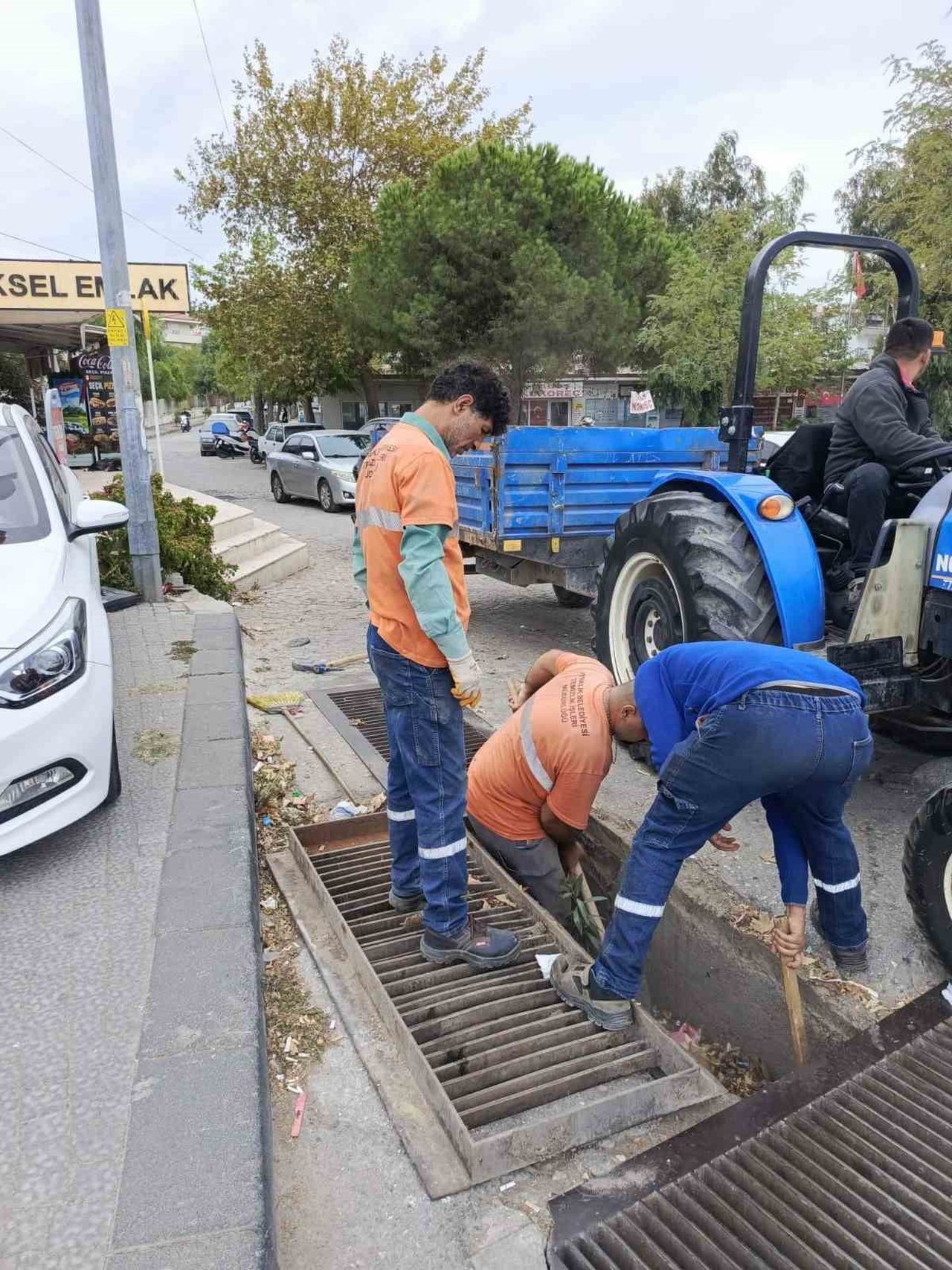 AYVALIK’TA MAZGAL VE YAĞMUR SUYU KANALLARINDA BÜYÜK TEMİZLİK