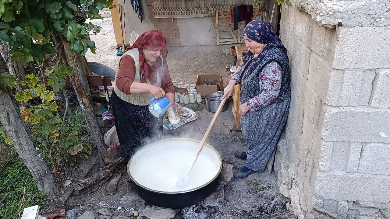 YOZGAT'IN ÇEKEREK İLÇESİNE BAĞLI KURUÇAY KÖYÜNDE, KIŞ HAZIRLIKLARININ VAZGEÇİLMEZİ OLAN GELENEKSEL...