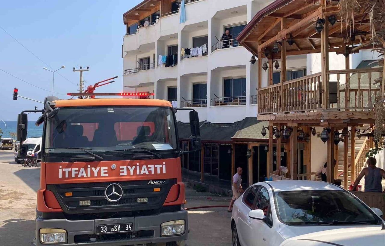 MERSİN’İN ERDEMLİ İLÇESİNDEKİ BİR OTEL ODASINDA ÇIKAN YANGINDA DUMANDAN ETKİLENEN 3 KİŞİ HASTANEYE...