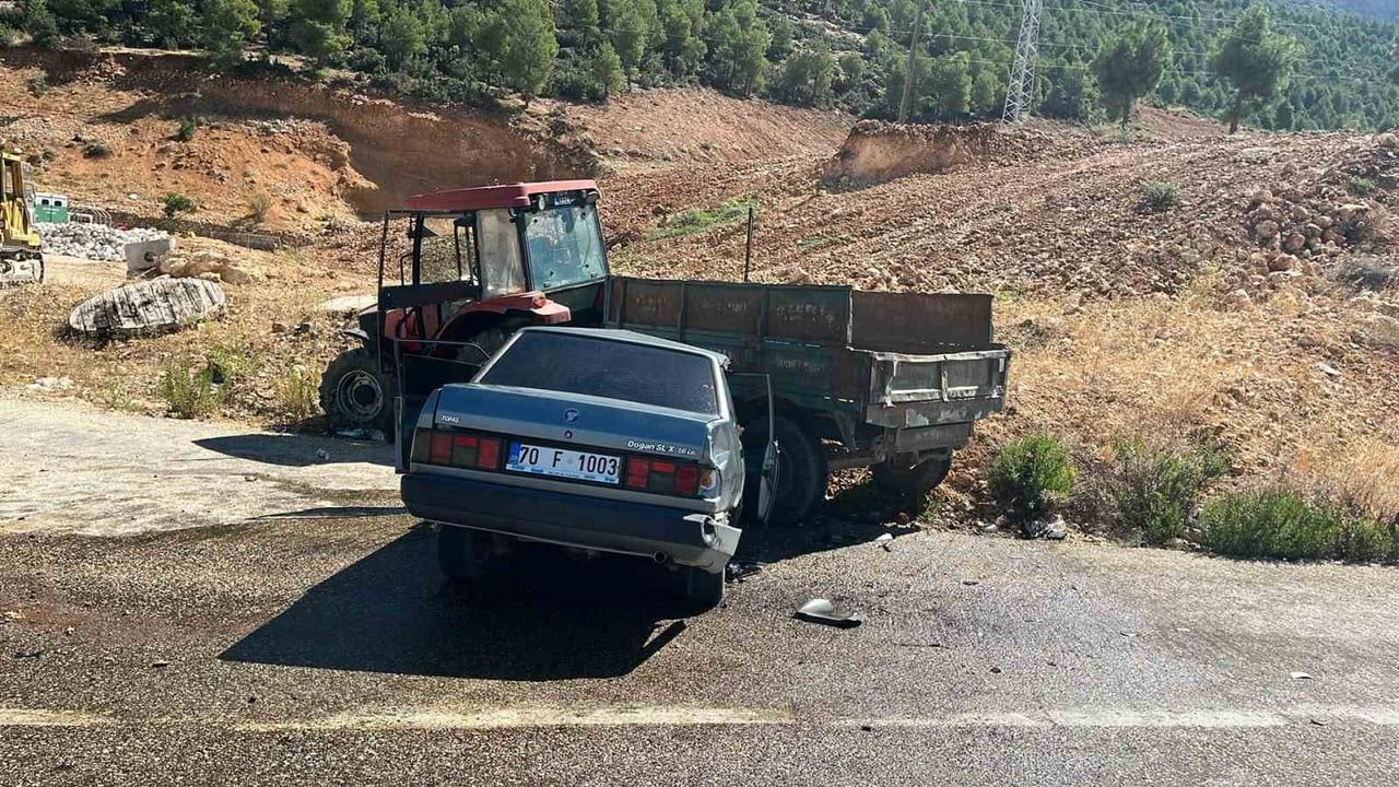KARAMAN’IN ERMENEK İLÇESİNDE OTOMOBİLİN TRAKTÖRÜN RÖMORKUNA ÇARPMASI SONUCU MEYDANA GELEN KAZADA 3...