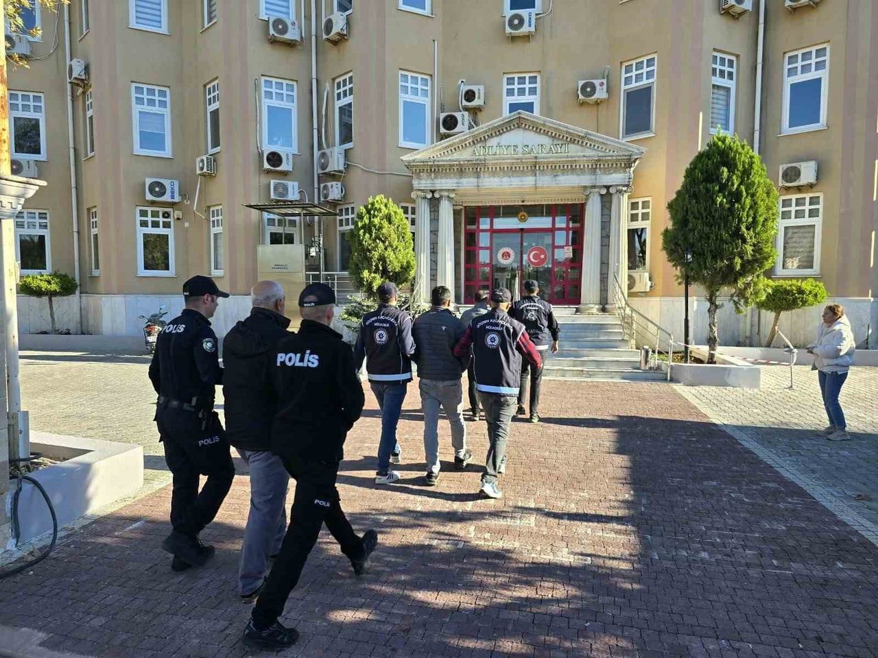 AYDIN’IN DİDİM İLÇESİNDE MAKİLİK ALANDA YAKALANAN 25 DÜZENSİZ GÖÇMEN GERİ GÖNDERME MERKEZİNE SEVK...