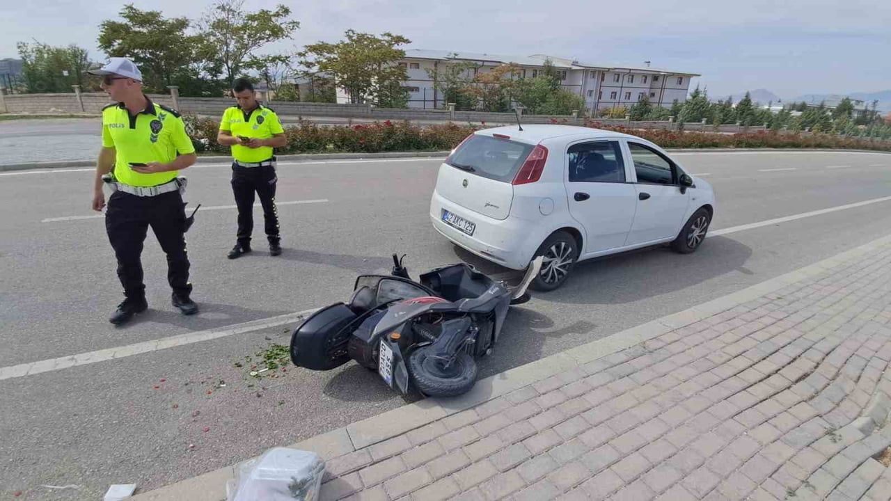 KARAMAN’DA KONTROLDEN ÇIKARAK DEVRİLEN ELEKTRİKLİ BİSİKLET, YAKLAŞIK 10 METRE SÜRÜKLENDİKTEN SONRA...