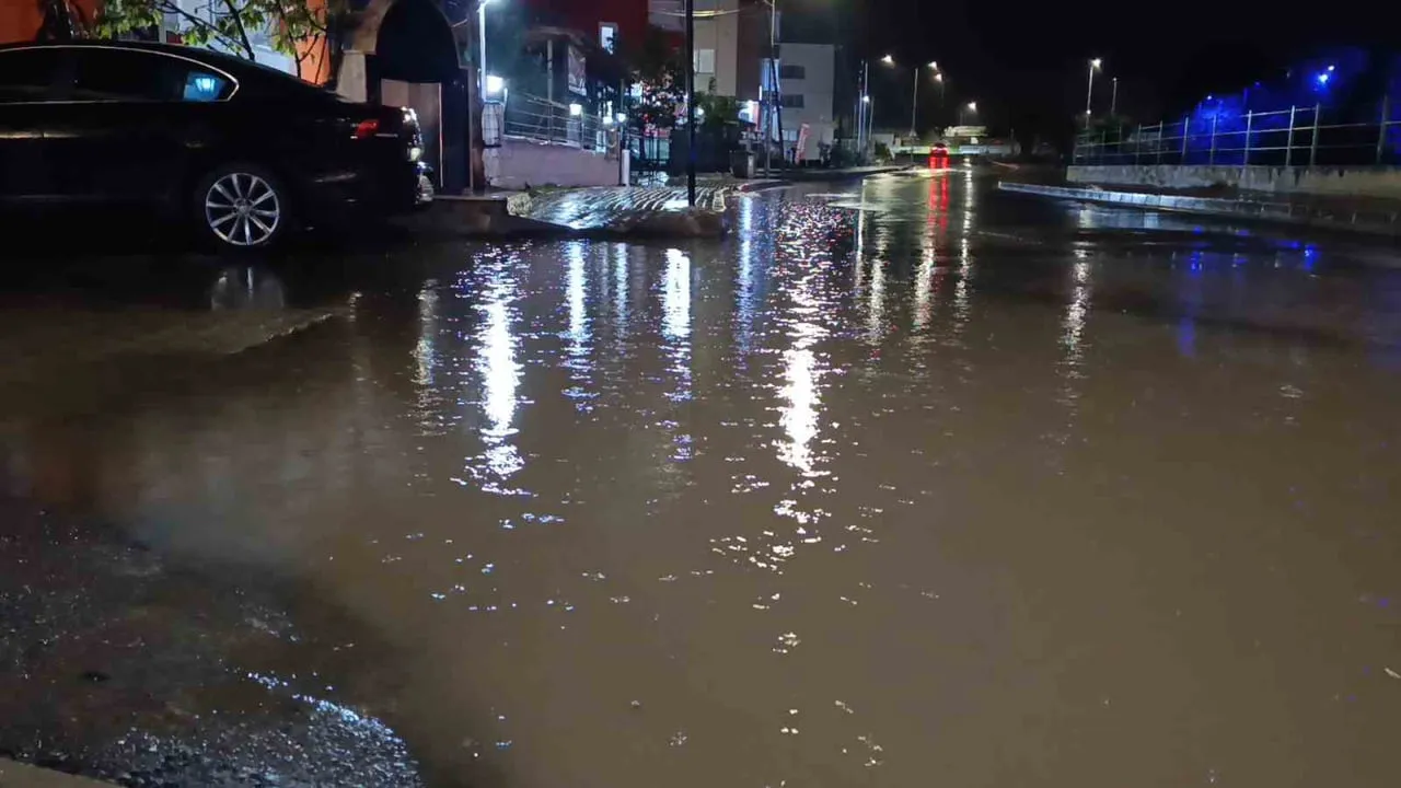 TEKİRDAĞ’IN SÜLEYMANPAŞA İLÇESİNDE ŞİDDETLİ SAĞANAK YAĞIŞ, GÜNLÜK YAŞAMI OLUMSUZ ETKİLEDİ....