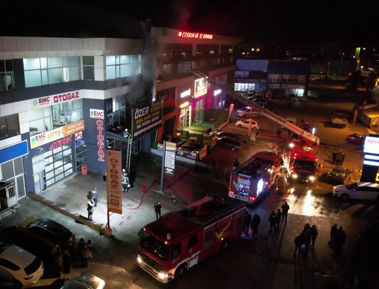 ERZURUM'DA BİR SANAYİ SİTESİNDEKİ İŞ YERİNDE ÇIKAN YANGIN PANİĞE YOL AÇTI. İTFAİYE EKİPLERİNİN...