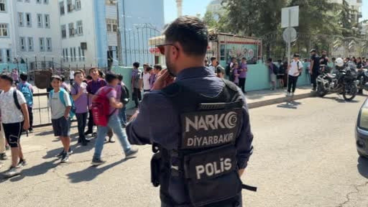 Diyarbakır’da yeni eğitim yılının ilk gününde okul çevrelerinde yoğun güvenlik denetimi
