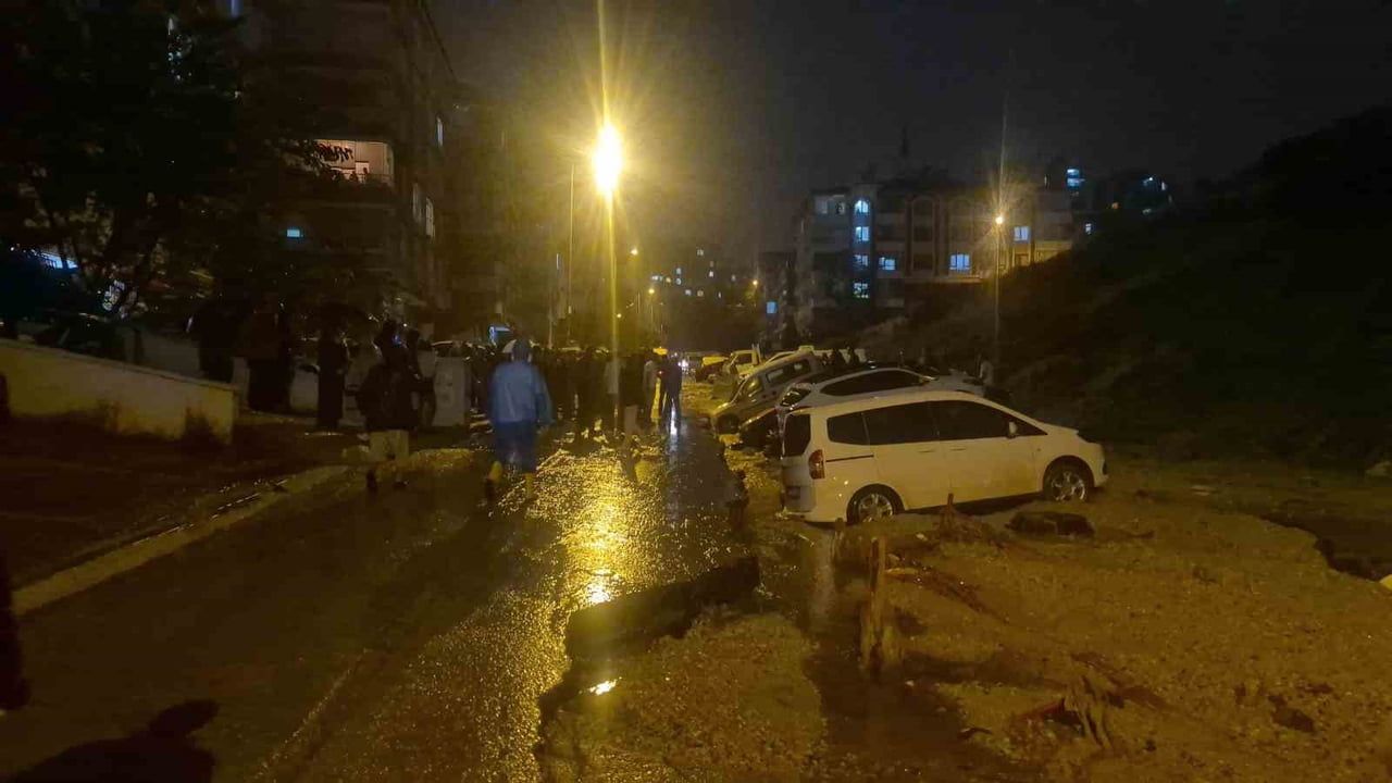 ANKARA'NIN KEÇİÖREN İLÇESİNDE, SAĞANAK YAĞIŞIN ETKİSİYLE YOL ÇÖKTÜ. ONLAR ARAÇ MAHSUR...