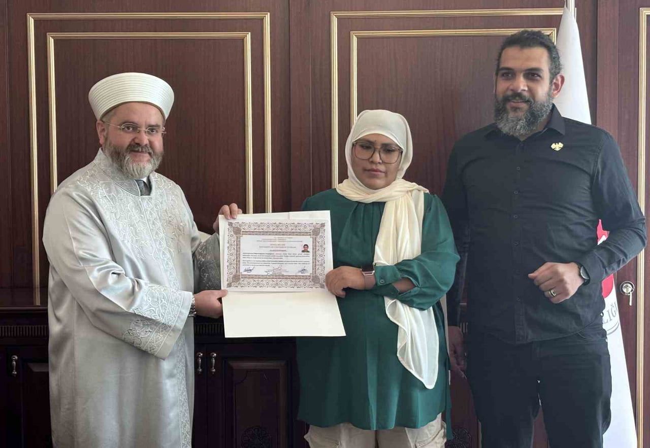 GAZİANTEP İL MÜFTÜSÜ MUSTAFA SOYKÖK, İHTİDA BELGESİNİ EVA BEKTAŞ'A TAKDİM ETTİ