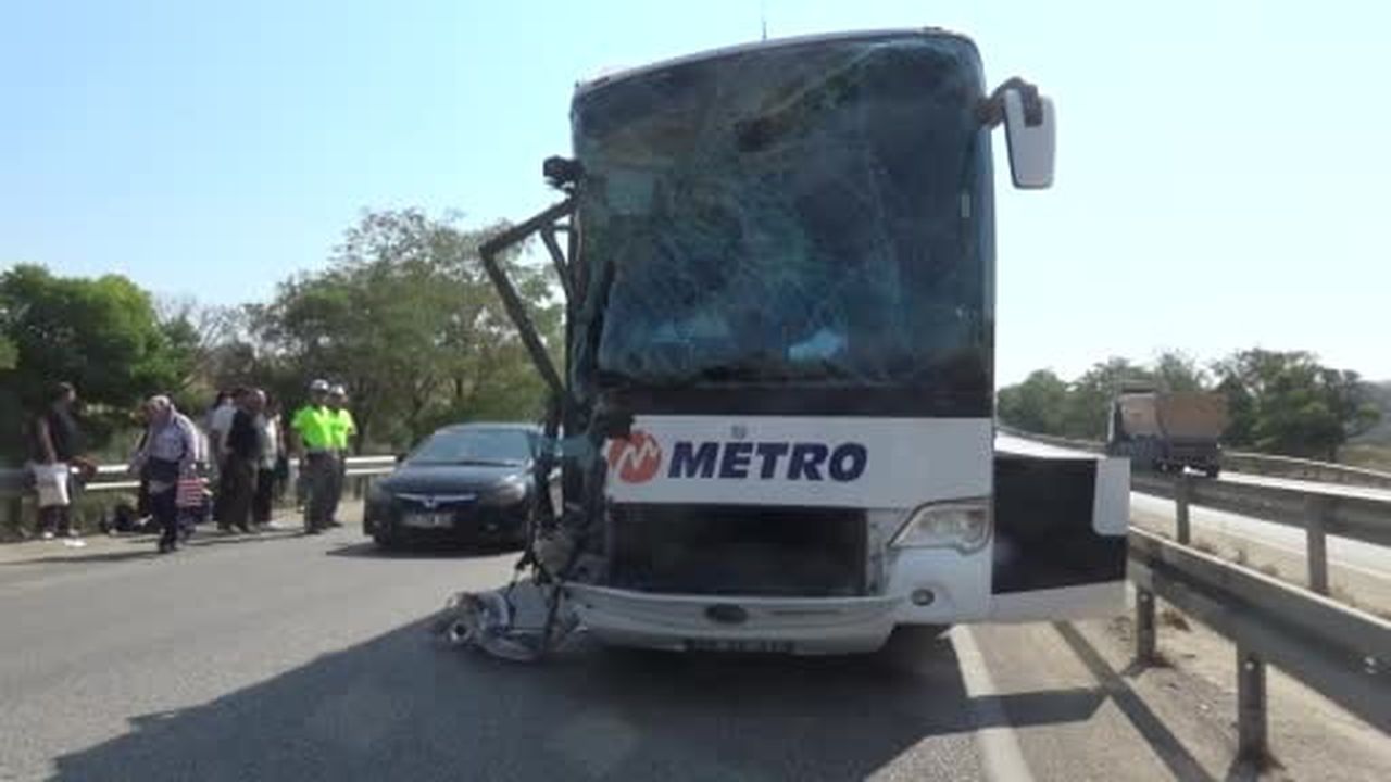 Manisa'da yolcu otobüsü kamyona çarptı: 1 ölü, 7 yaralı