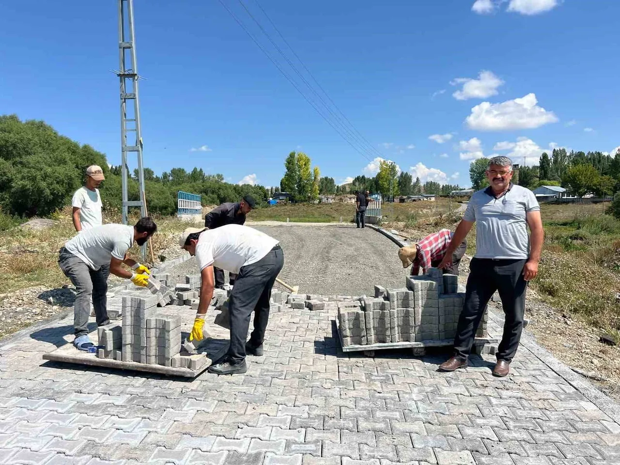 KARS’TA ÜÇPINAR KÖYÜ’NDE YOLLAR PARKE TAŞLARIYLA YENİLENİYOR(KARS-İHA)