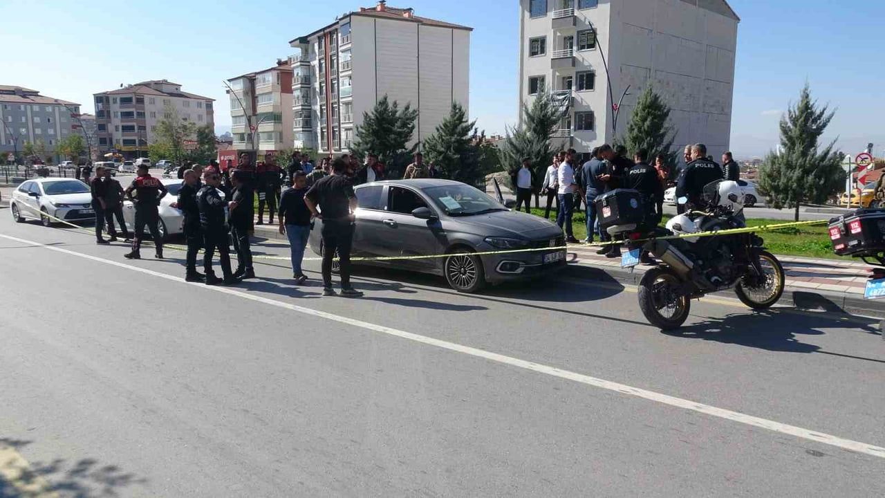 OLAYIN ARDINDAN KAÇAN EŞİ İSE POLİS EKİPLERİNCE SIKIŞTIRILDIĞI ARAÇTA BOĞAZINI BIÇAKLA KESEREK...
