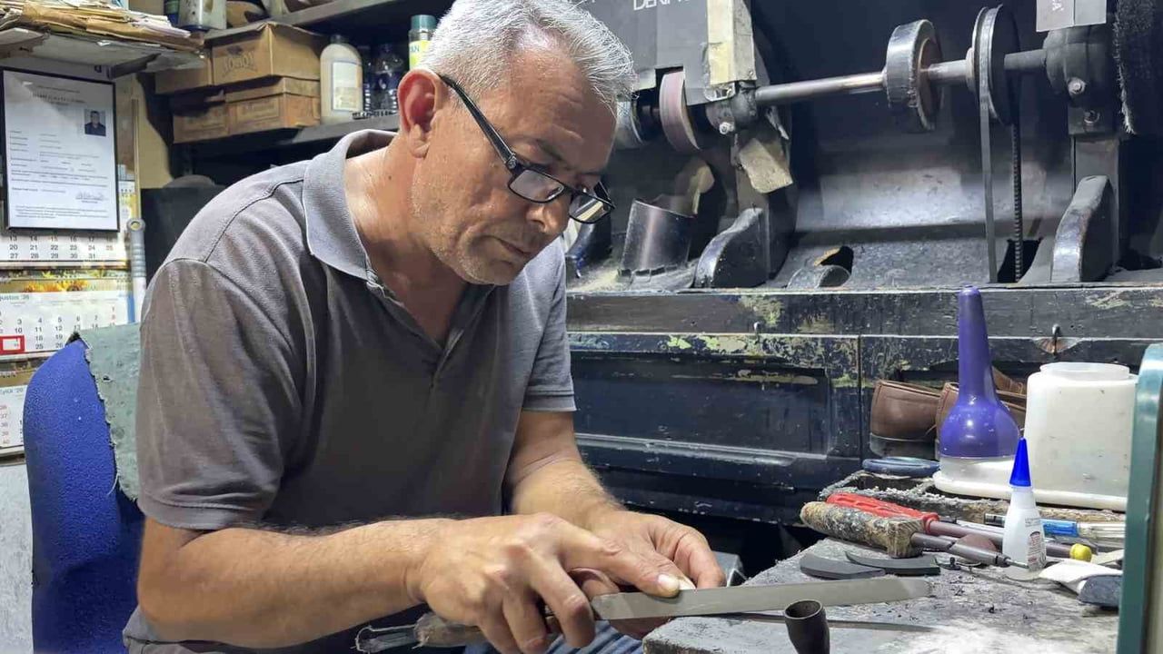 KIRKLARELİ’NDE AYAKKABI TAMİRCİLİĞİ YAPAN YALÇIN YELEK, BABASINDAN MİRAS KALAN MESLEĞİ 45 YILDIR...