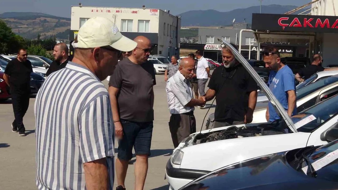 SAMSUN'DA HER HAFTANIN CUMARTESİ GÜNÜ KURULAN İKİNCİ EL OTO PAZARINDA HEM ALICILAR HEM DE...