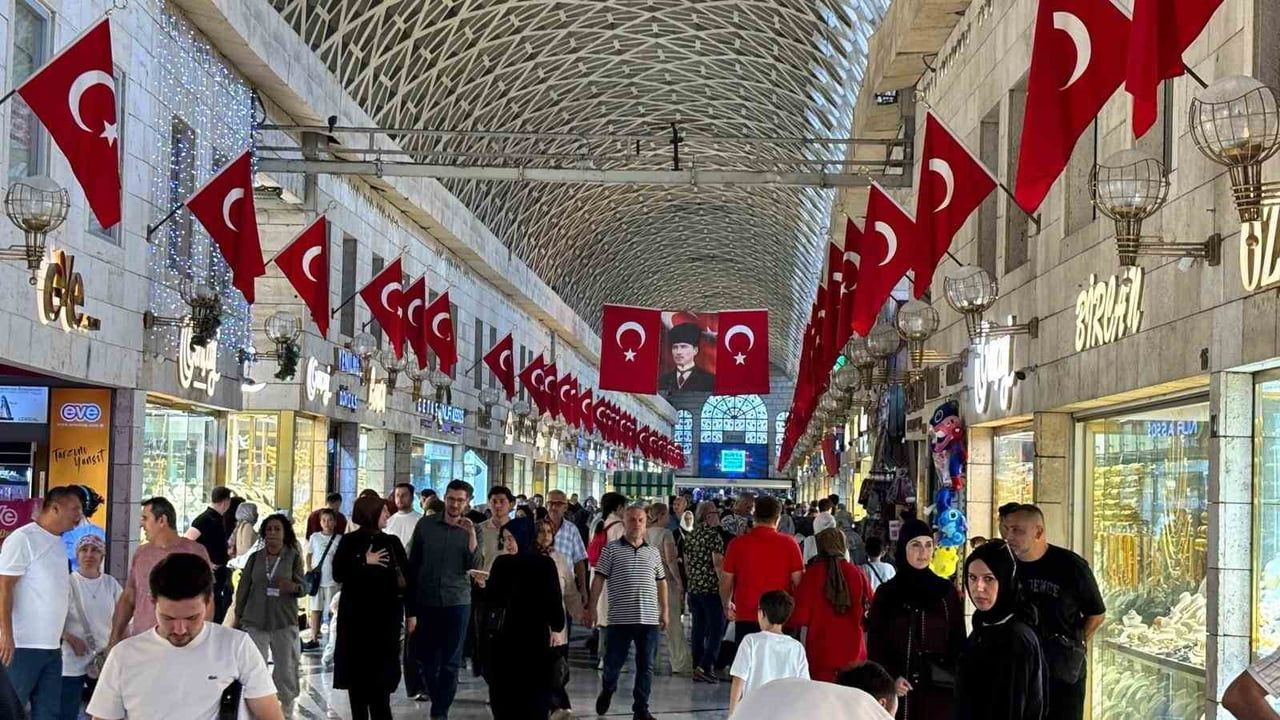 BURSA’NIN TARİHİ KAPALI ÇARŞI’SI, 30 AĞUSTOS ZAFER BAYRAMI DOLAYISIYLA TÜRK BAYRAKLARIYLA...