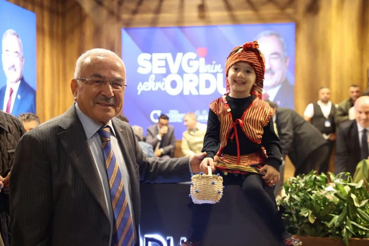 BÜYÜKŞEHİR BELEDİYE BAŞKANI MEHMET HİLMİ GÜLER (SOLDA)