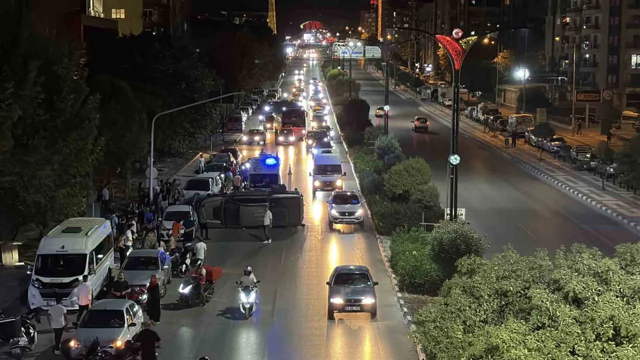 MANİSA'NIN YUNUSEMRE İLÇESİNDE MAKAS ATARAK İLERLEDİĞİ İDDİA EDİLEN OTOMOBİL, PARK HALİNDEKİ 5...