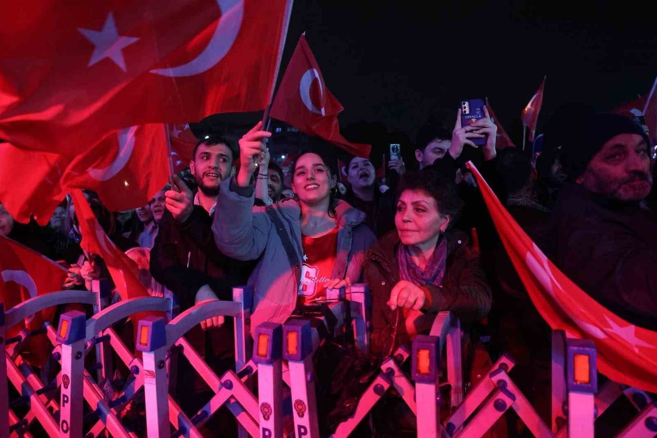 YAĞMURA RAĞMEN BURSA’DA CUMHURİYET COŞKUSU DİNMEDİ