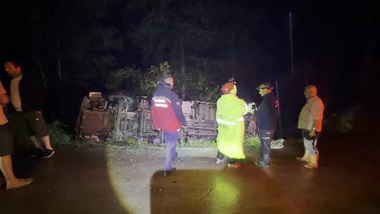 Hopa'da kamyon dere yatağına devrildi: 1 yaralı