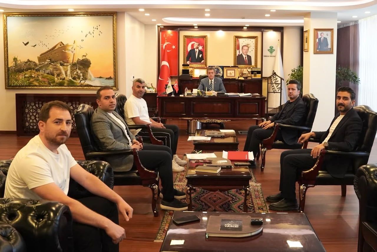 ŞIRNAK BELEDİYE BAŞKANI MEHMET YARKA, KENTTE FUTBOLUN GELİŞİMİNE YÖNELİK ÖNEMLİ BİR ADIM ATTI....