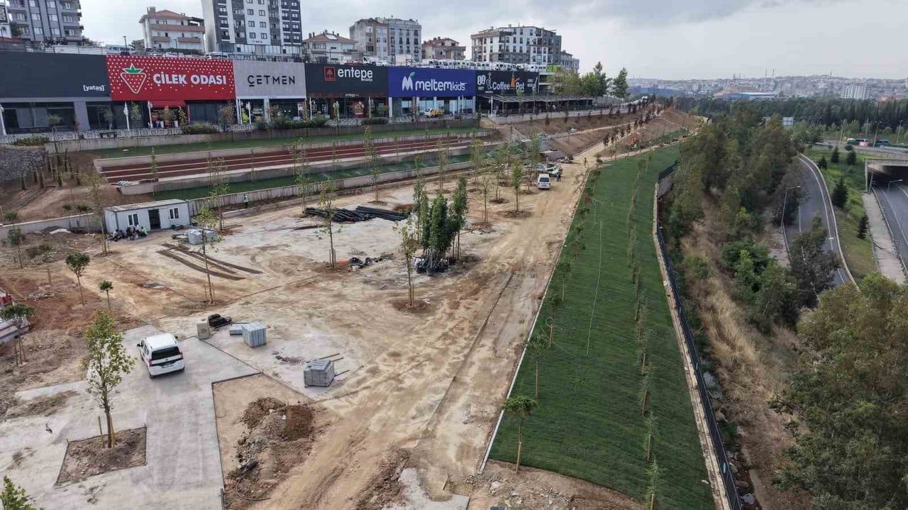 ÇAYIROVA'DA BELEDİYE EKİPLERİNCE PARK VE YEŞİL ALANLARDA BAKIM, ONARIM VE YENİLEME ÇALIŞMALARI...