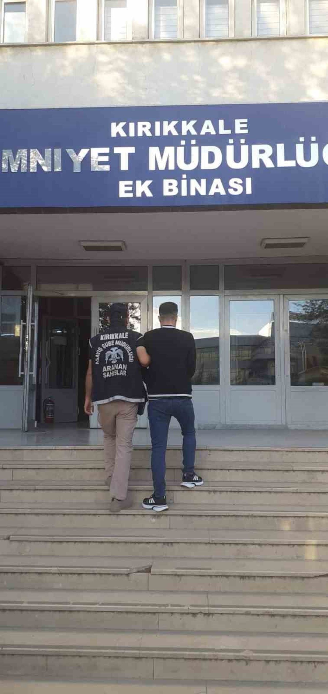 HAKKINDA 4 YIL 10 AY 10 GÜN KESİNLEŞMİŞ HAPİS CEZASI BULUNAN S.Y. YAKALANDI