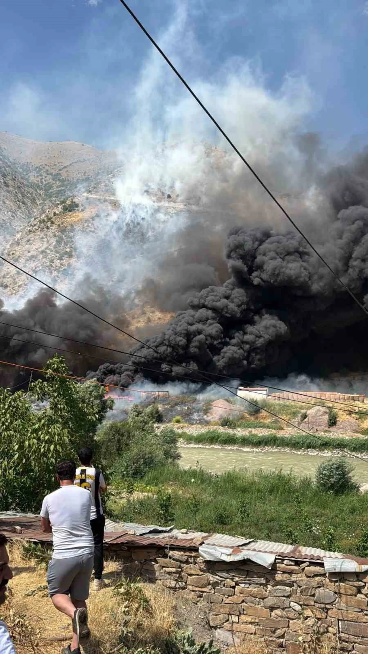 HAKKARİ-VAN KARAYOLU ÜZERİNDE BULUNAN KIRIKDAĞ KÖYÜ KARAKOLUNDAKİ HURDALIKTA, HENÜZ BELİRLENEMEYEN...