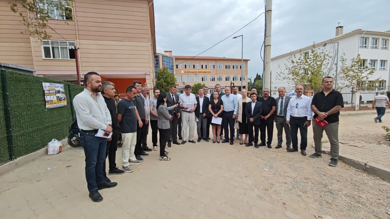 MANİSA’NIN TURGUTLU İLÇESİNDE OKUL ÖNÜNDE ÖĞRENCİLERİN SİLAHLI SALDIRIYA UĞRAMASININ ARDINDAN...