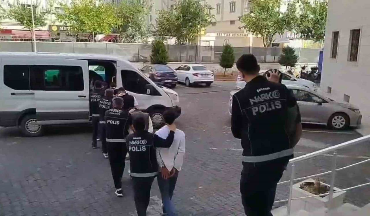 ŞANLIURFA VE BİRECİK İLÇESİNDE DÜZENLENEN UYUŞTURUCU OPERASYONLARINDA GÖZALTINA ALINAN 16...