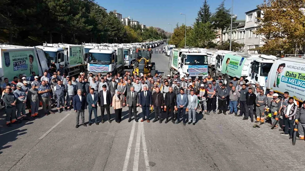 HER YIL 58 MAHALLEDE BAŞLATTIĞI SONBAHAR TEMİZLİĞİ ÇALIŞMASINA BU YIL DA DEVAM EDEN MELİKGAZİ...