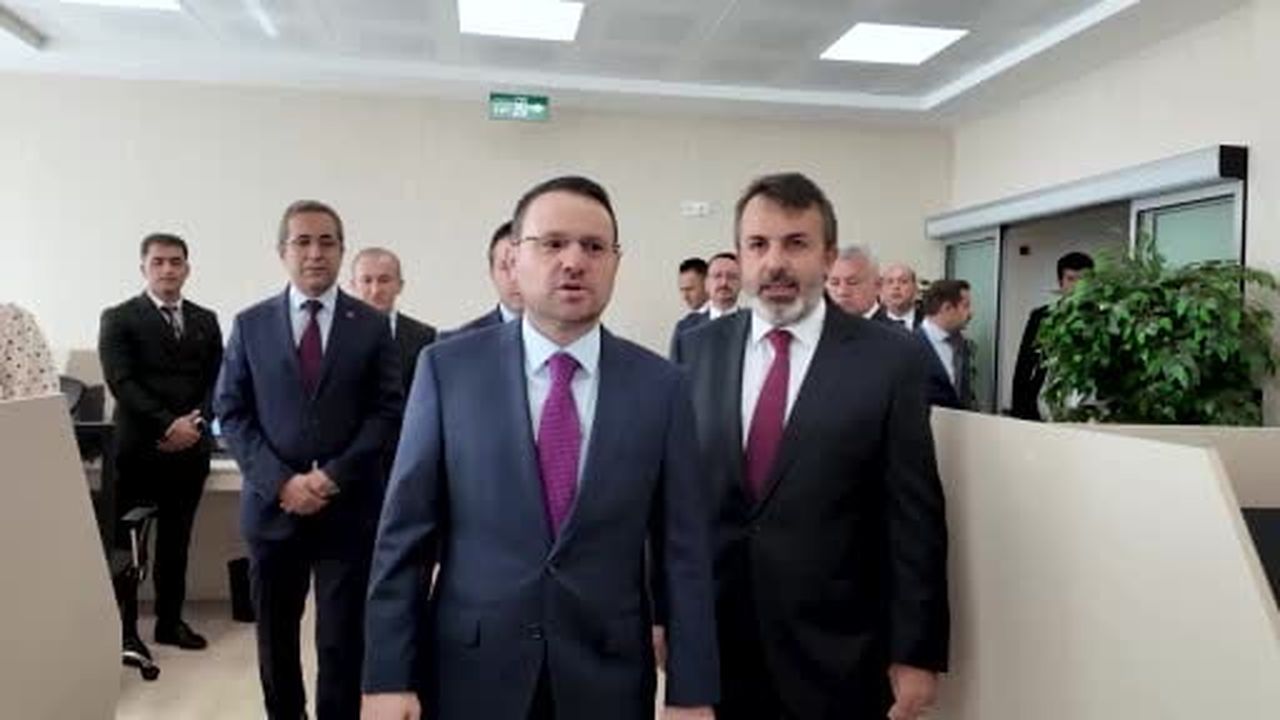 Bakan Gürlek, ‘Alo Adalet 135’ çağrı merkezinde incelemelerde bulundu