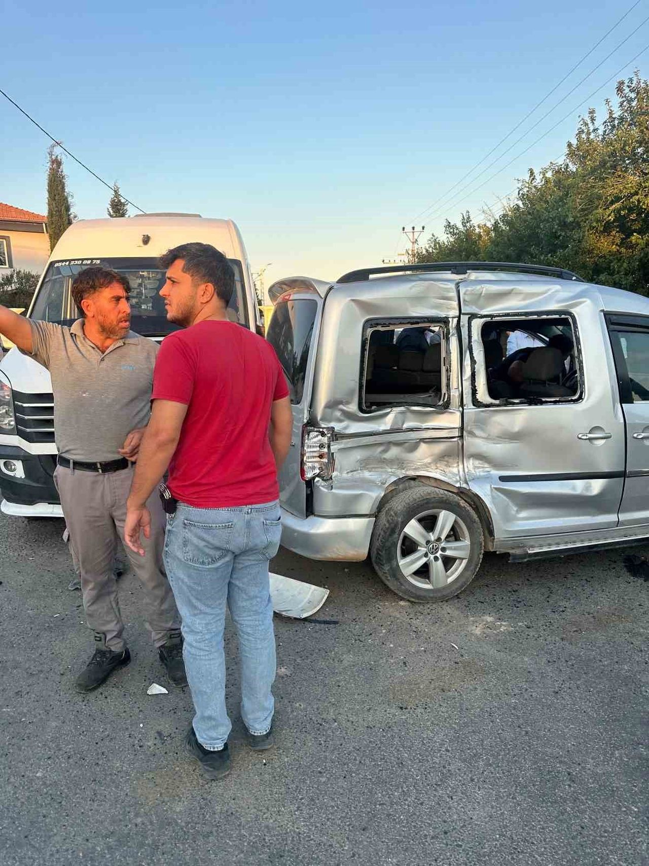 ADIYAMAN’DA HAFİF TİCARİ ARAÇ İLE KAMYONUN ÇARPIŞMASI SONUCU 3 KİŞİ YARALANDI.