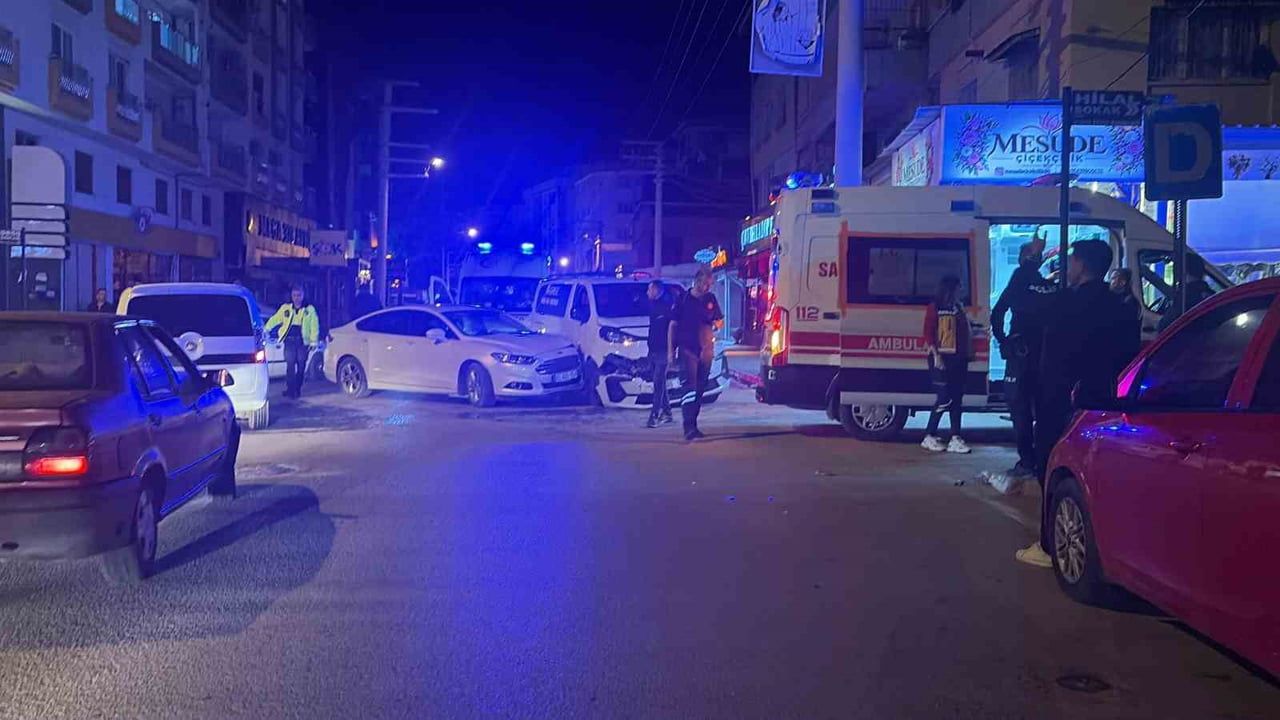 OSMANİYE’DE GECE SAATLERİNDE İKİ OTOMOBİL ÇARPIŞTI: 2 YARALI