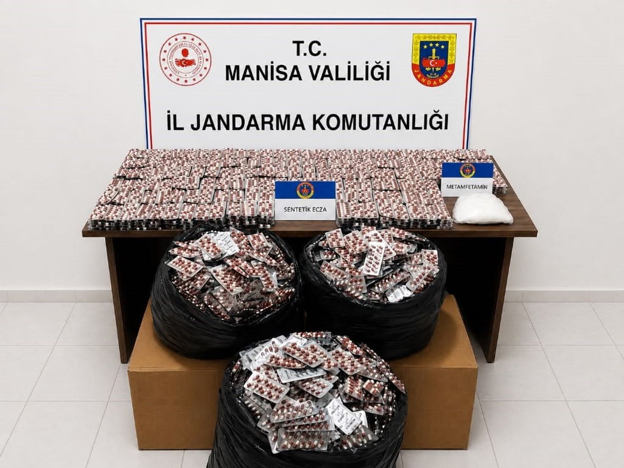 OTOYOLDAKİ OPERASYONDA BİR ARAÇTA 59 BİN ADET HAP VE 2 KİLOYA YAKIN UYUŞTURUCU ELE...