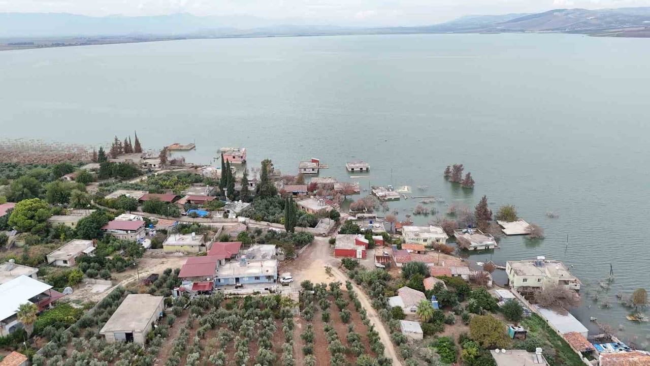 HATAY'DA GEÇEN YIL KURAKLIK NEDENİYLE SU SEVİYESİ DÜŞEN REYHANLI BARAJI, BU YIL ETKİLİ OLAN AŞIRI...