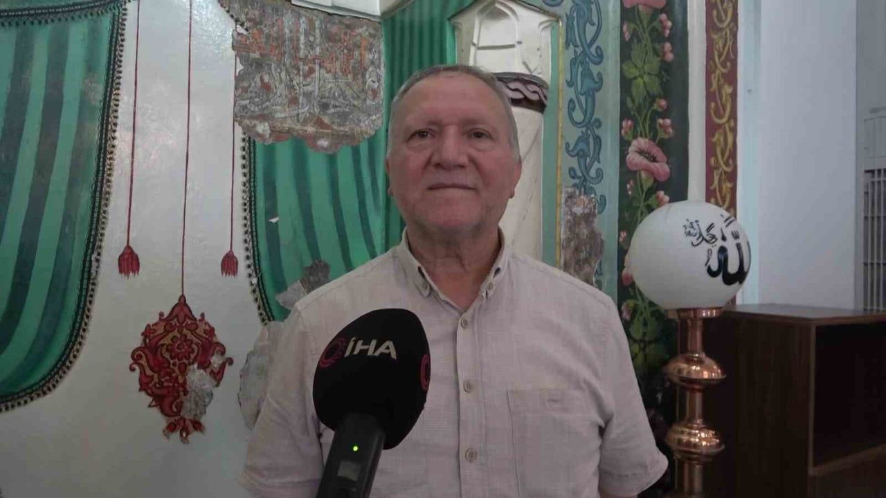 BURSA’NIN OSMANGAZİ İLÇESİNDE BULUNAN TARİHİ TUZ PAZARI CAMİİ’NDE DUVARLARDAKİ BOYA VE SIVALARIN...