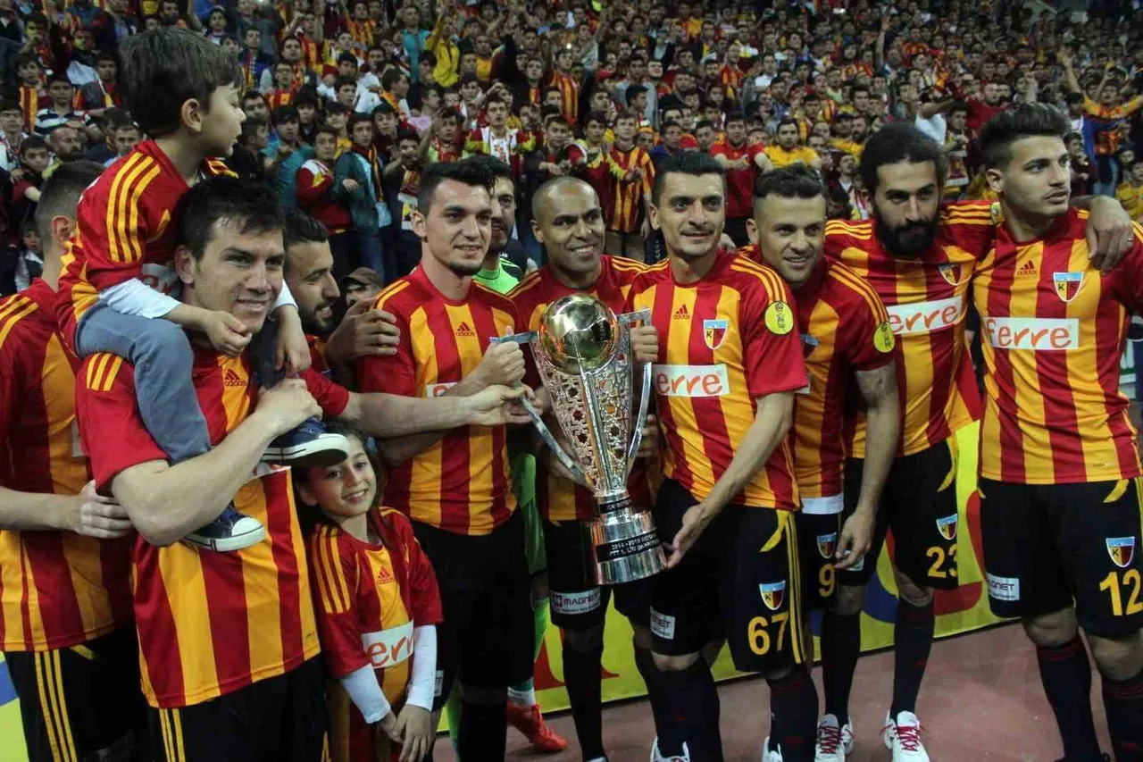 7 MAYIS 2015 TARİHİNDE ŞAMPİYONLUK KUPASINI KALDIRARAK SÜPER LİG'E YÜKSELEN KAYSERİSPOR, AYNI GÜN...