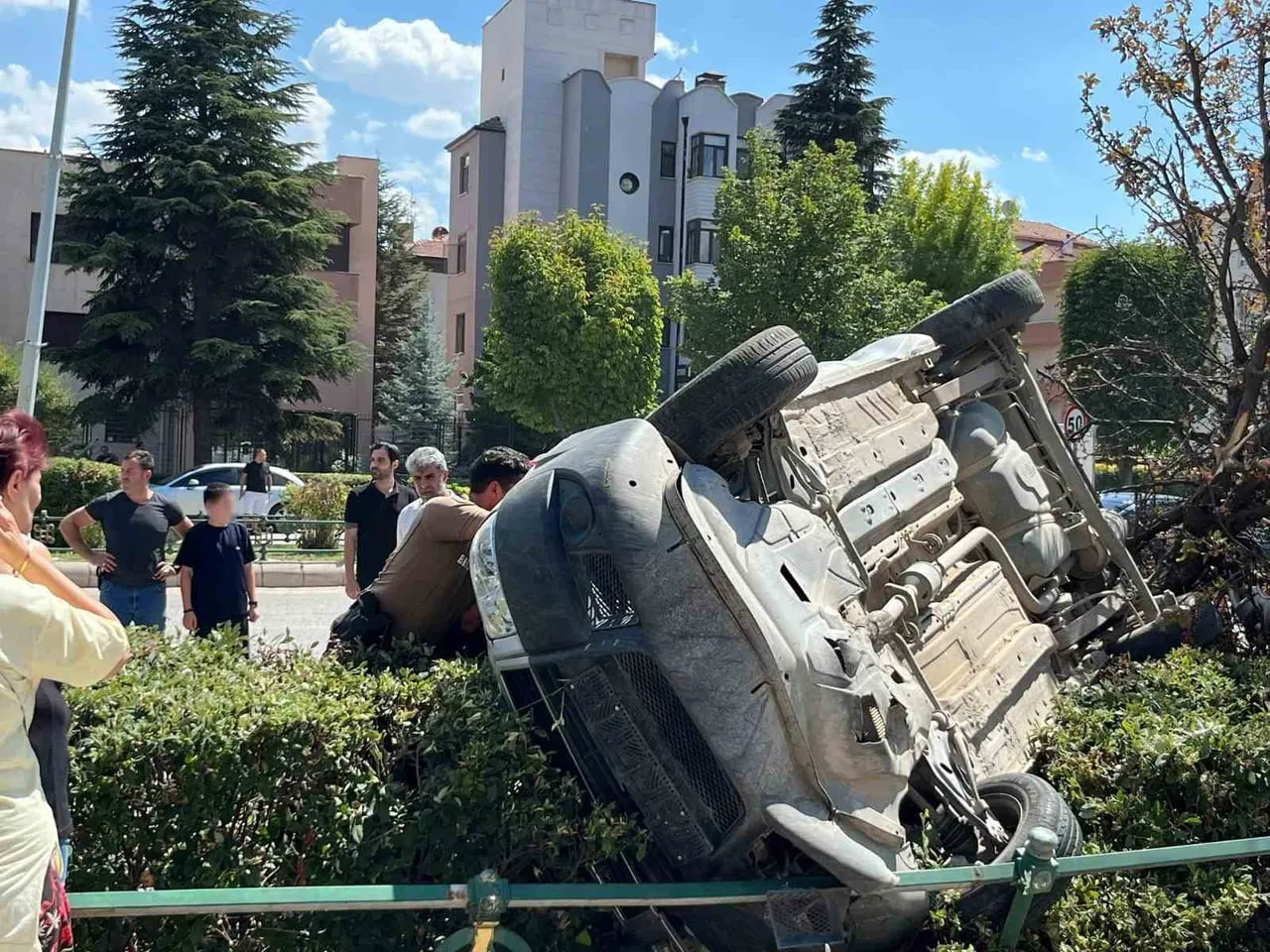 ESKİŞEHİR'DE KONTROLDEN ÇIKAN TİCARİ ARAÇ, YOL KENARINDAKİ AĞACI DEVİRDİKTEN SONRA KORKULUKLARA...